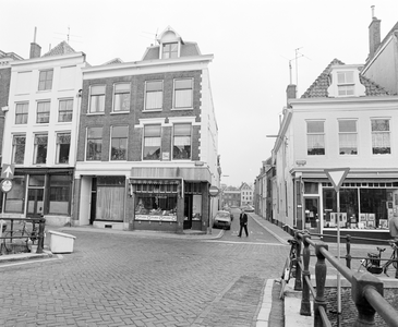 881483 Gezicht in de Vrouwjuttenstraat te Utrecht, vanaf de Geertebrug, met links de panden Oudegracht 336-340 en ...